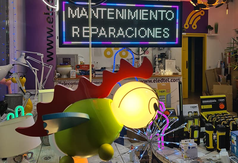 Imagen de interior de la tienda donde se ve un letrero luminoso.