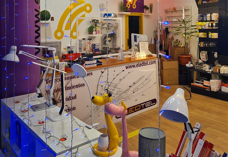 Interior de la tienda de Eledtel.