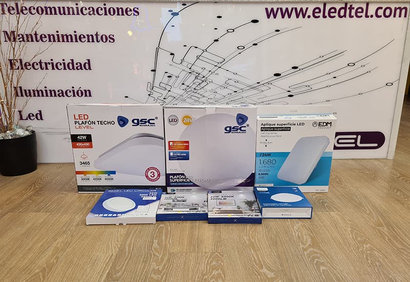 Diferentes cajas de plafón de led.