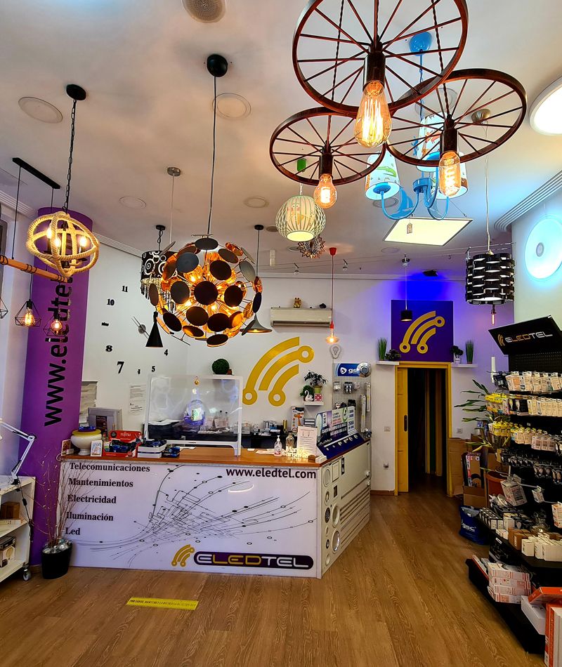 Interior de la tienda de Eledtel.