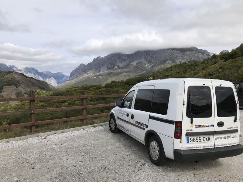 Imagen de la furgoneta de Eledtel en una zona de montaña.